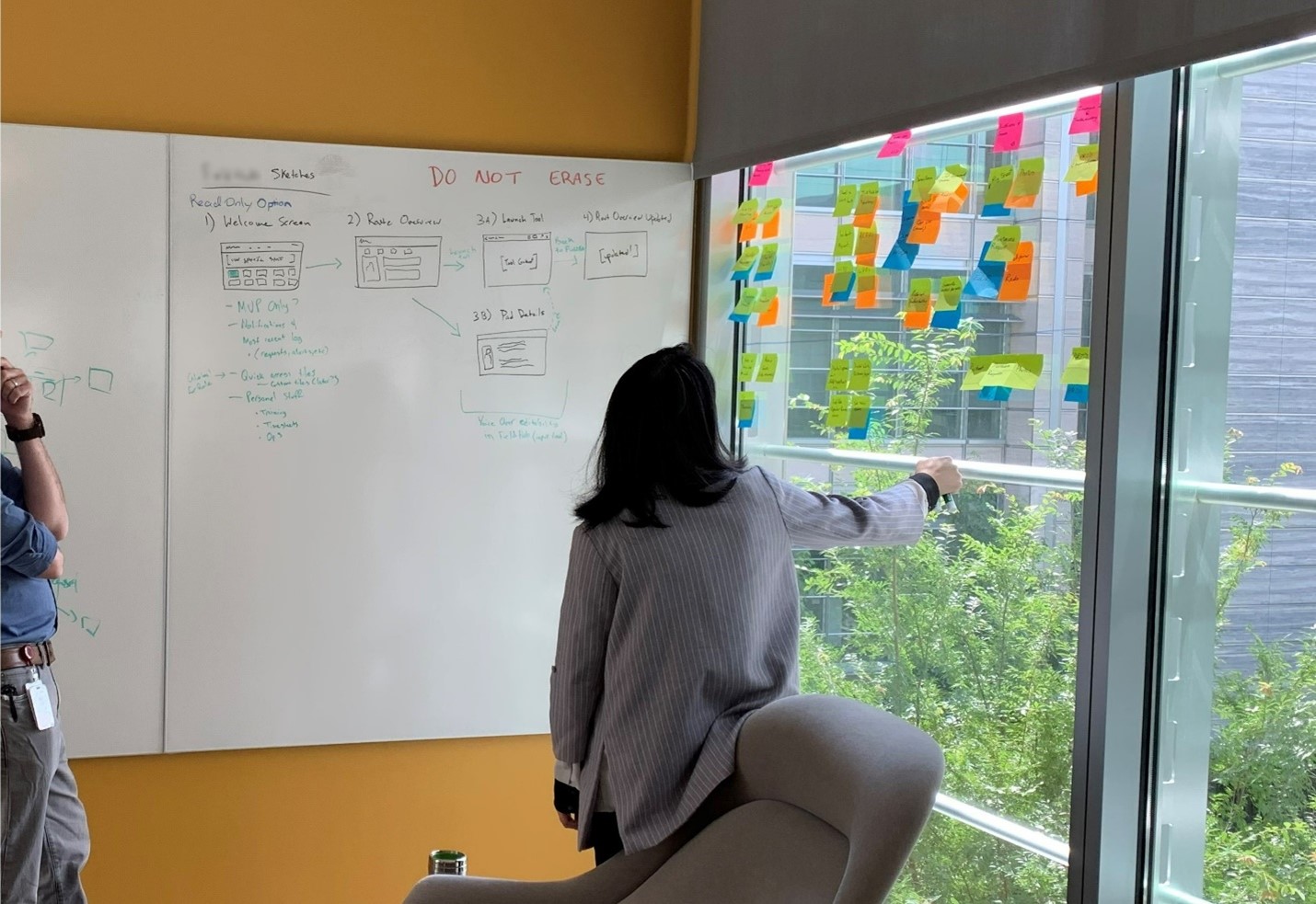 Designers grouping operator interview findings during qualitative synthesis